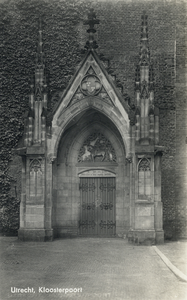 3231 Gezicht op de neogotische westelijke toegangspoort tot de kruisgang van de Domkerk aan het Domplein te Utrecht.